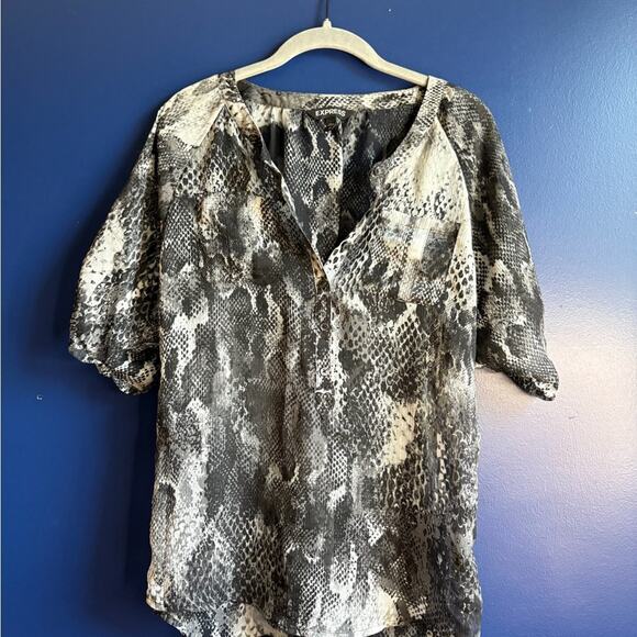 Express Black and Gray Graphic 3/4 Sleeve Blouse size XS - Picture 10 of 10